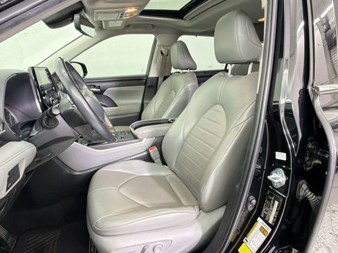 Used 2022 Toyota Highlander XLE FWD image 5