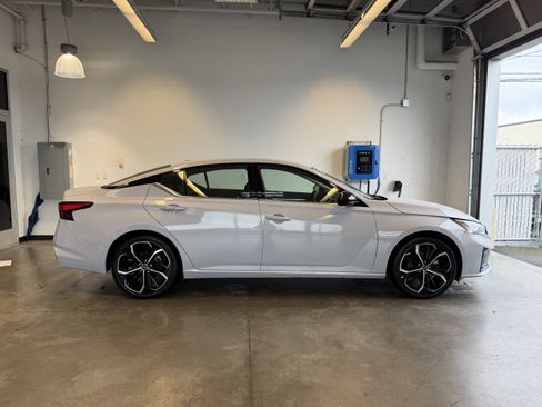 Used 2024 Nissan Altima 2.5 SR image 2