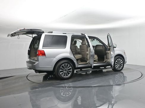 Used 2017 Lincoln Navigator Select RWD image 5