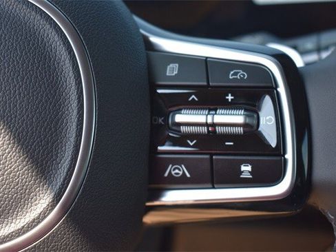 New 2026 Kia Carnival EX image 28