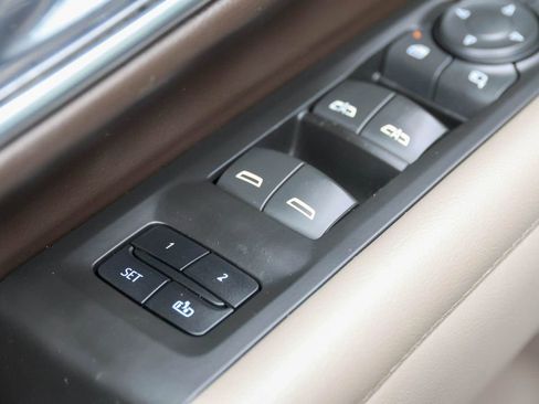 Used 2021 Chevrolet Tahoe Z71 w/ Luxury Package AWD/4WD image 13