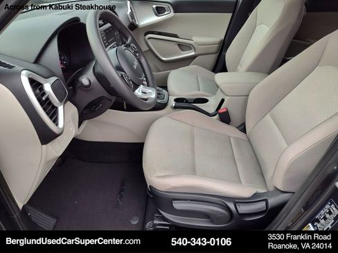 Used 2022 Kia Soul LX image 11