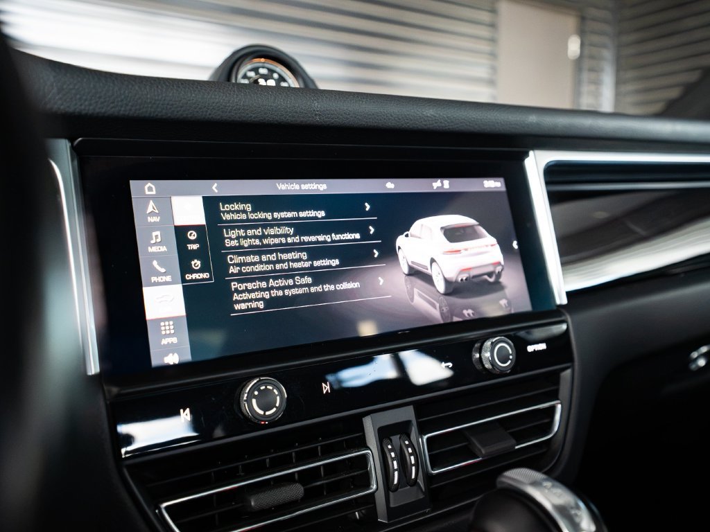 Certified 2023 Porsche Macan AWD/4WD image 18