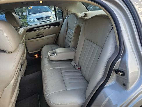 Used 2005 Lincoln Town Car Signature RWD image 13