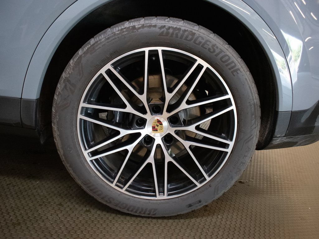 Certified 2024 Porsche Cayenne AWD/4WD image 14
