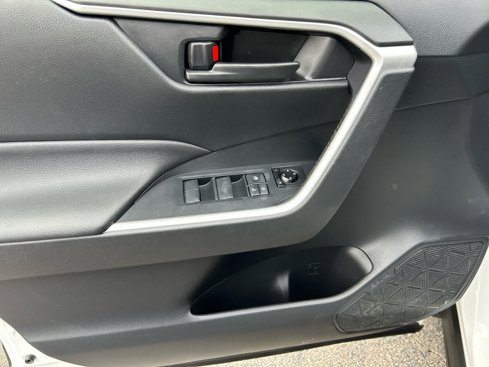 Used 2019 Toyota RAV4 LE w/ All Weather Liner Package AWD/4WD image 10