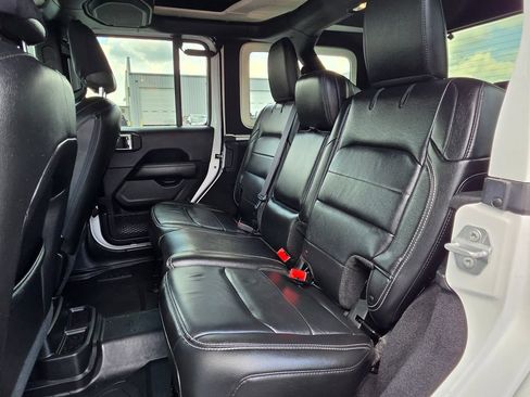 Used 2018 Jeep Wrangler Unlimited Sahara AWD/4WD image 31