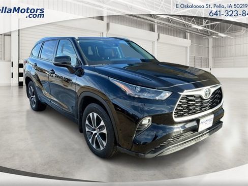Used 2022 Toyota Highlander XLE image 1