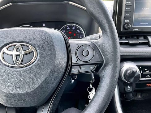 Used 2021 Toyota RAV4 LE FWD image 25