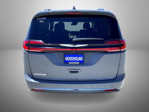 Used 2022 Chrysler Pacifica Touring-L FWD image 6