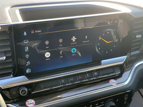 Used 2025 Chevrolet Silverado 2500 LT w/ Convenience Package image 11