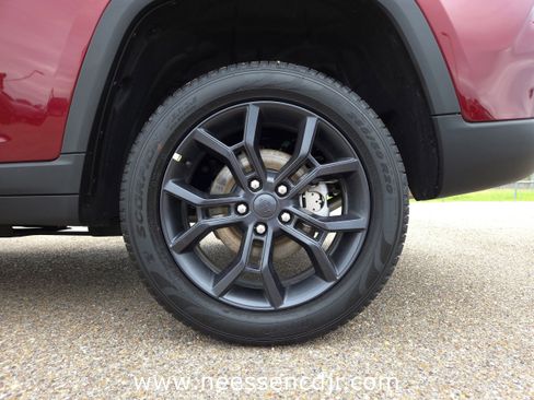 New 2025 Jeep Grand Cherokee Limited image 9