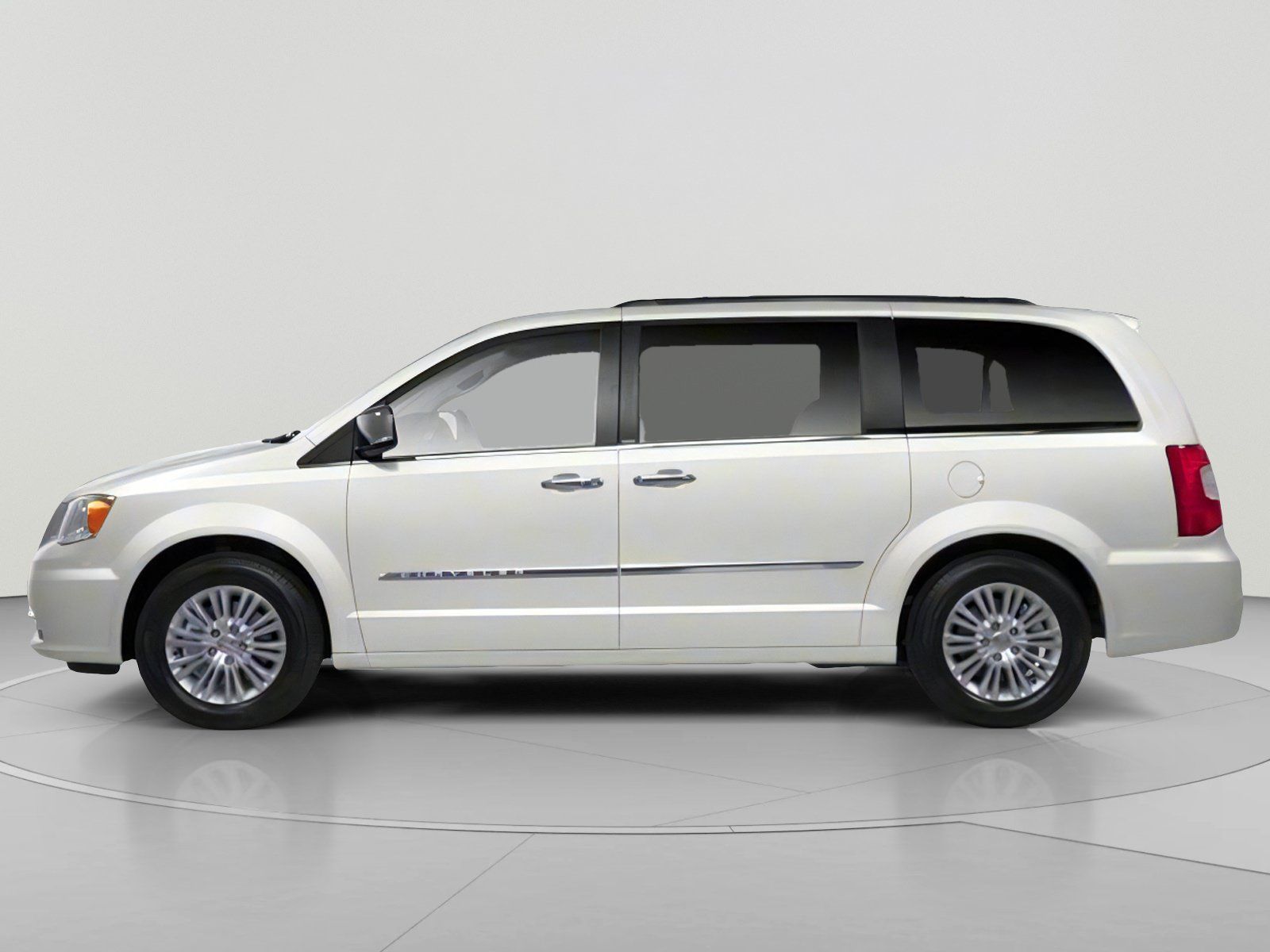 Used 2013 Chrysler Town & Country Touring FWD image 3