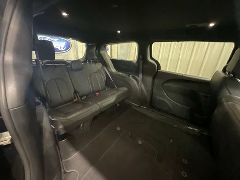 Used 2025 Chrysler Pacifica Select FWD image 12
