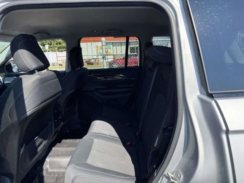 Used 2023 Jeep Grand Cherokee Laredo w/ Luxury Tech Group I AWD/4WD image 16