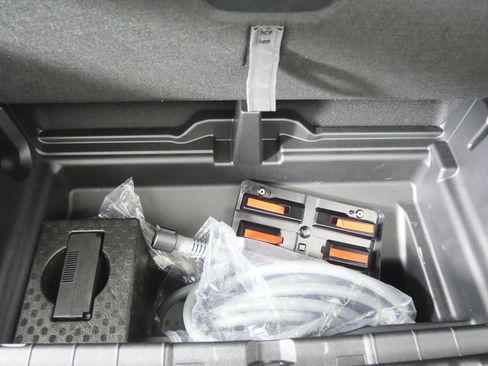 Used 2023 BMW iX xDrive50 w/ Sport Package AWD/4WD image 16