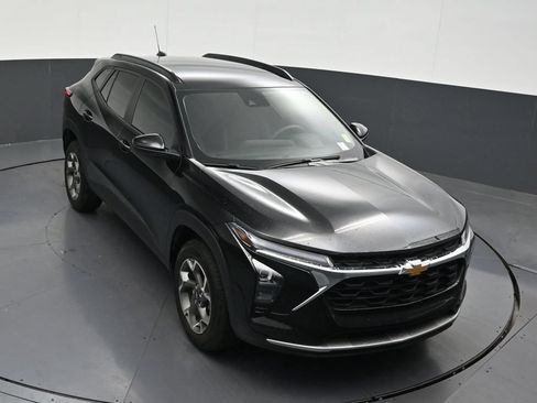 Used 2025 Chevrolet Trax LT FWD image 21