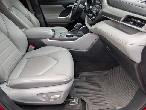 Used 2023 Toyota Highlander XLE FWD image 30