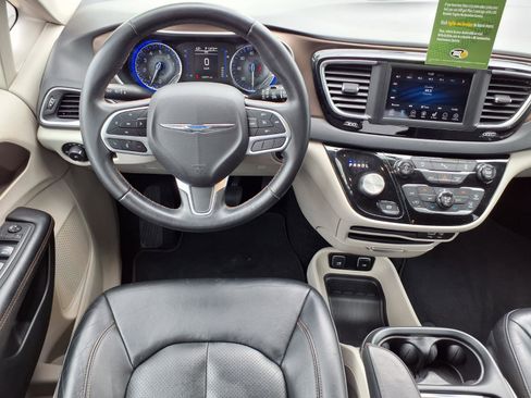 Used 2018 Chrysler Pacifica Touring-L w/ Tire & Wheel Group FWD image 6