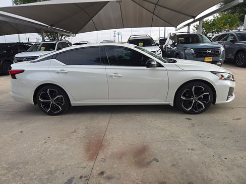Certified 2023 Nissan Altima 2.5 SR w/ SR Premium Package FWD image 2