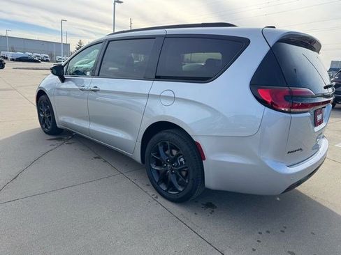 New 2026 Chrysler Pacifica Select AWD/4WD image 5