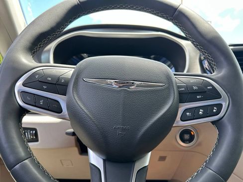 Used 2024 Chrysler Pacifica Touring-L FWD image 23