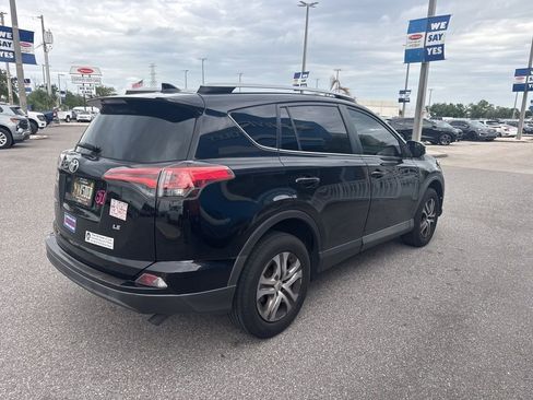 Used 2017 Toyota RAV4 LE FWD image 5