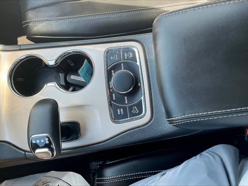 Used 2015 Jeep Grand Cherokee Overland AWD/4WD image 10