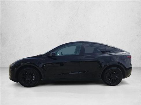 Used 2022 Tesla Model Y Long Range image 9