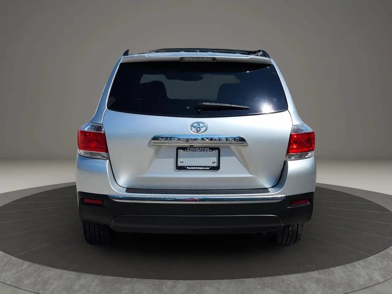 Used 2012 Toyota Highlander Limited w/ Tow Pkg FWD image 4