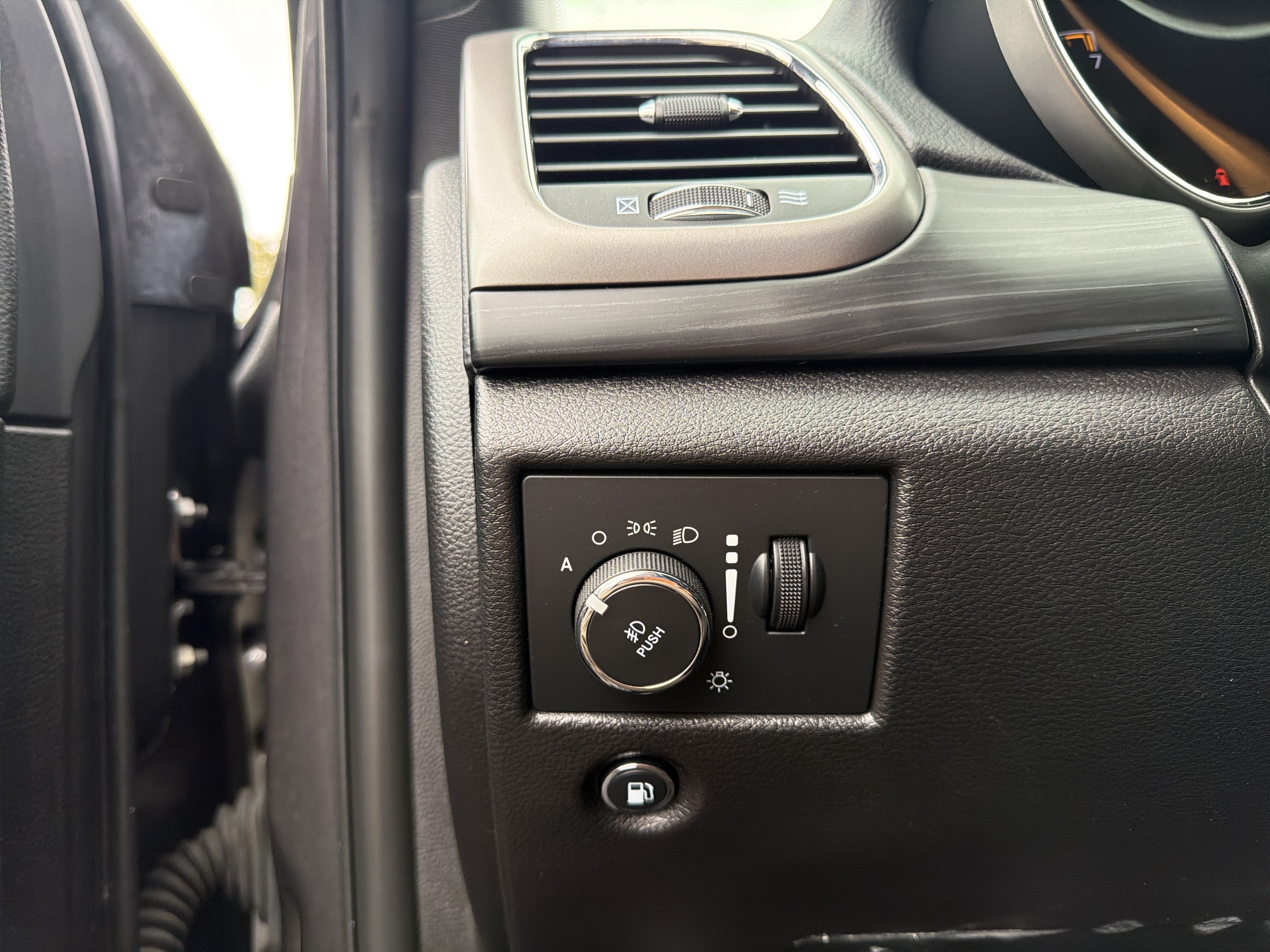 Used 2020 Jeep Grand Cherokee Laredo AWD/4WD image 16