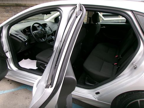 Used 2016 Ford Focus SE w/ SE Sport Package image 12