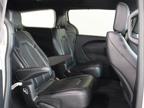Used 2025 Chrysler Pacifica Select FWD image 19