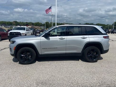 Used 2023 Jeep Grand Cherokee Altitude image 5