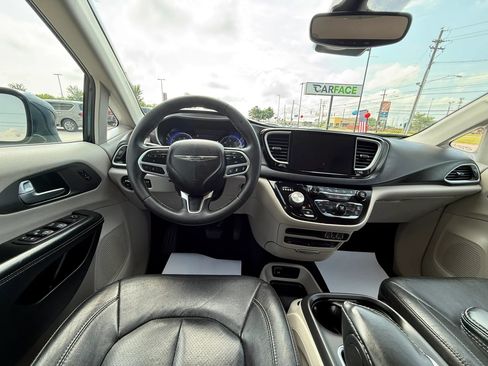 Used 2022 Chrysler Pacifica Touring-L w/ Uconnect Theater Family Group FWD image 31