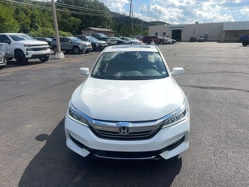Used 2017 Honda Accord Touring image 3