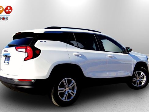 Used 2022 GMC Terrain SLE w/ Driver Convenience Package image 2