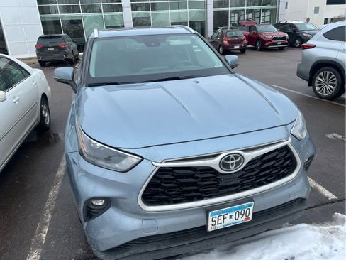 Certified 2022 Toyota Highlander XLE image 2