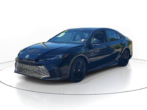 Used 2025 Toyota Camry SE FWD image 3