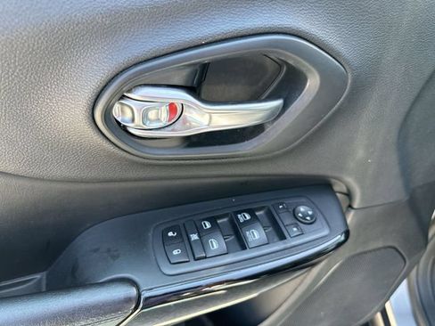 Used 2019 Jeep Cherokee Latitude Plus AWD/4WD image 17