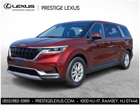 Used 2024 Kia Carnival LX FWD image 1