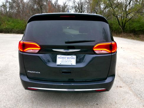 Used 2020 Chrysler Pacifica Touring-L image 7