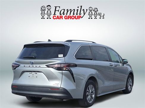Used 2024 Toyota Sienna XLE image 4