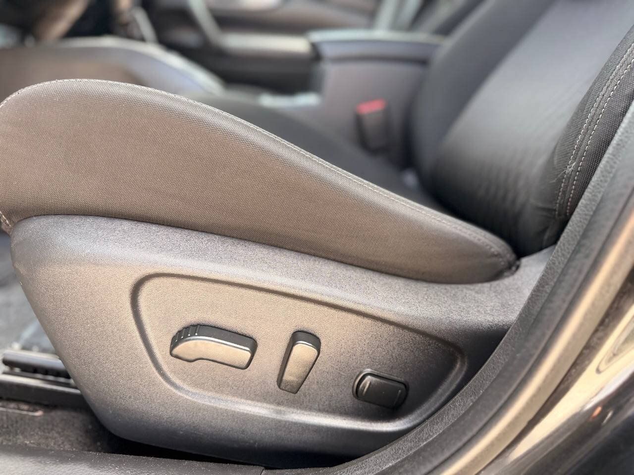 Used 2018 Nissan Rogue SV w/ Premium Package FWD image 23