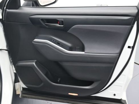 Used 2024 Toyota Highlander LE image 30