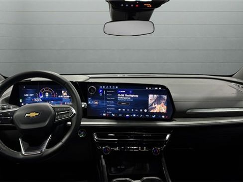 Used 2025 Chevrolet Traverse LT image 9