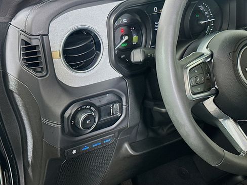 Used 2025 Jeep Wrangler Sahara image 16