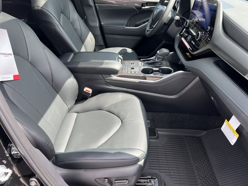 New 2026 Toyota Highlander Limited AWD/4WD image 15