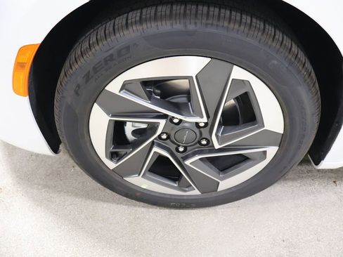 New 2027 Chrysler Pacifica Limited FWD image 7
