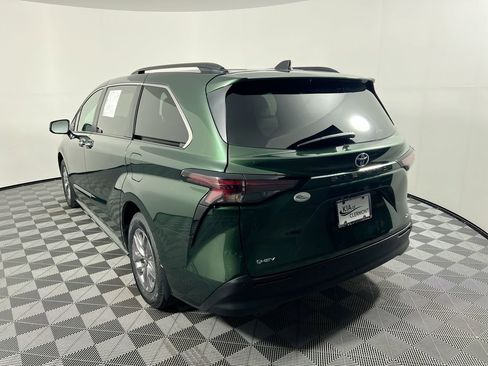 Used 2025 Toyota Sienna XLE image 5